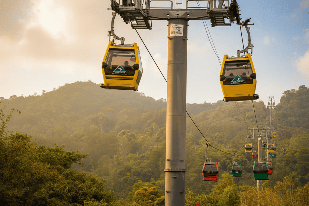 Đi cáp treo lên núi Cấm